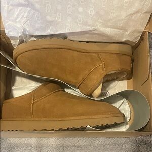 UGG Woman’s classic slippers Slip-Ons